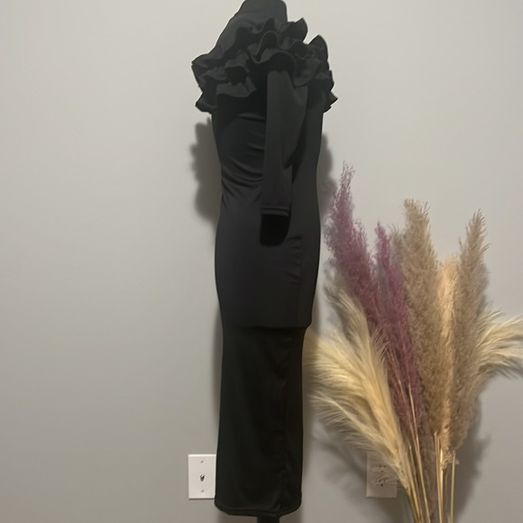 Black tight-fitting midi dress. - Picture 2 of 4